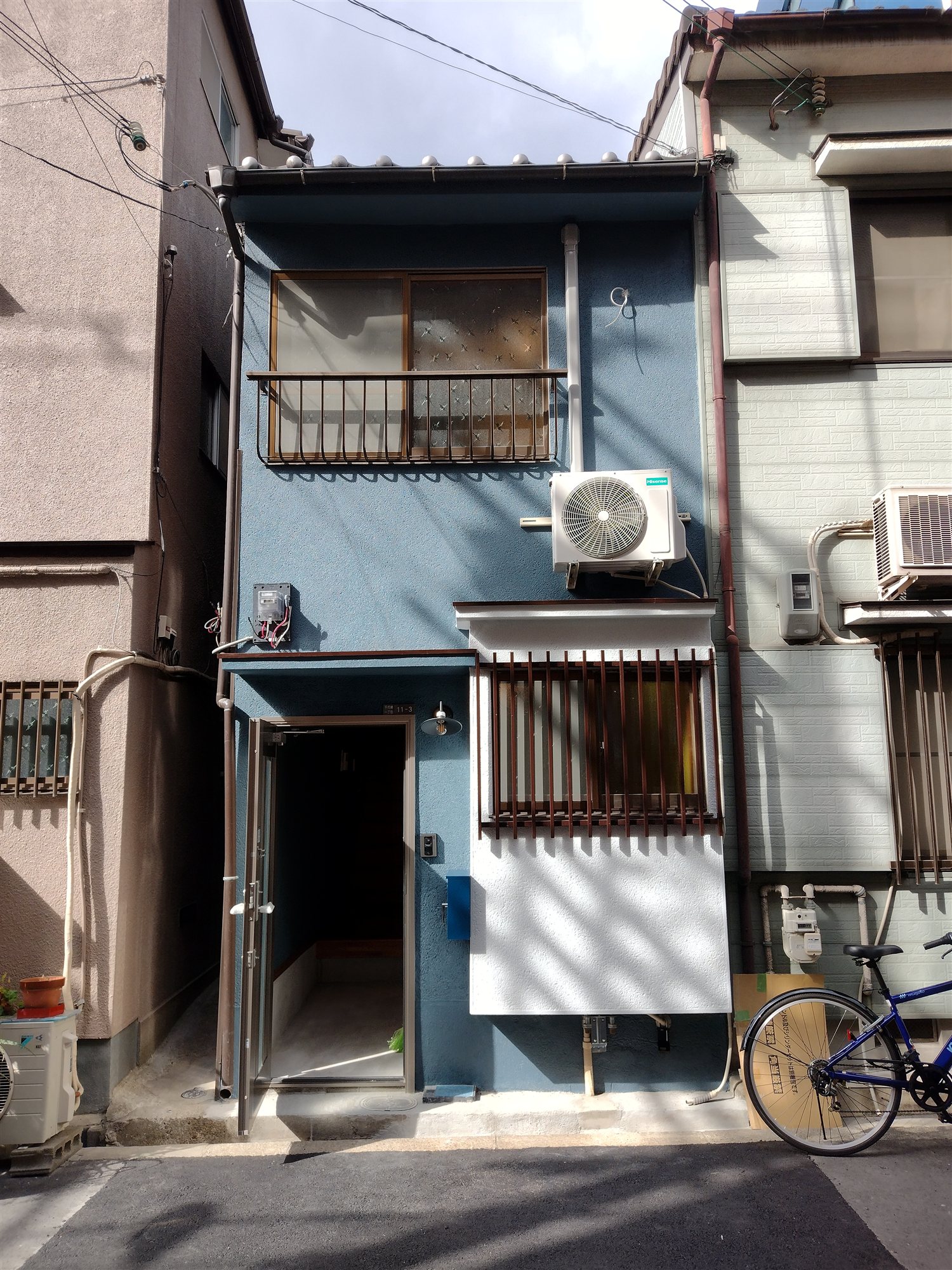 千代崎①の完成後の外観。塗り直された外壁と木製ルーバー