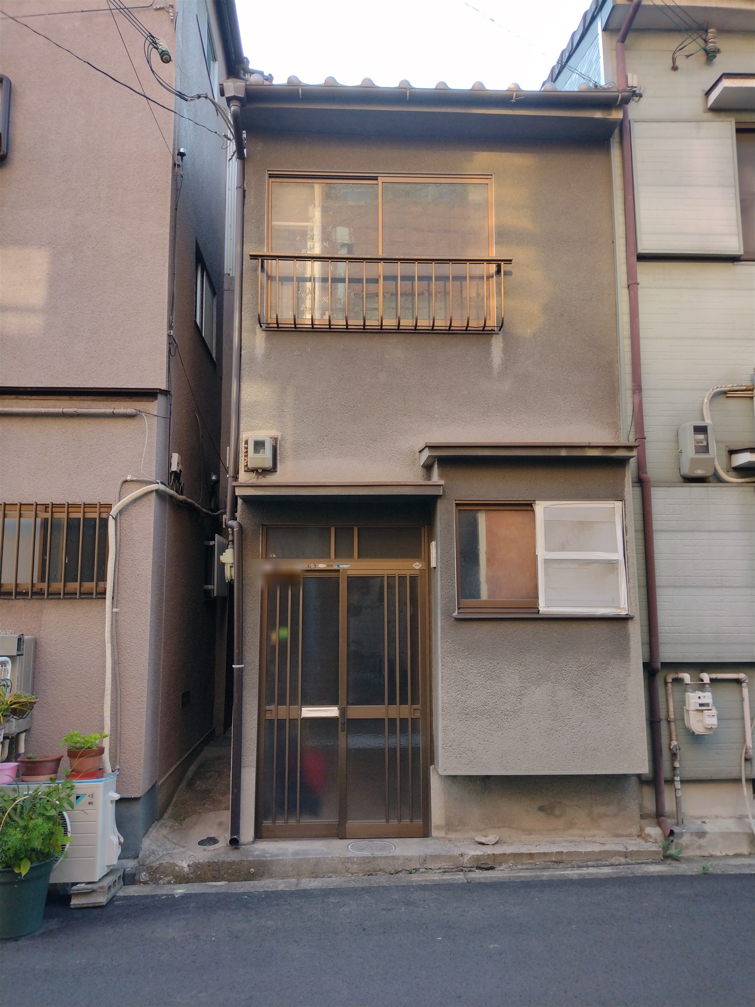 千代崎①の改修前の外観。経年劣化した外壁と玄関まわり