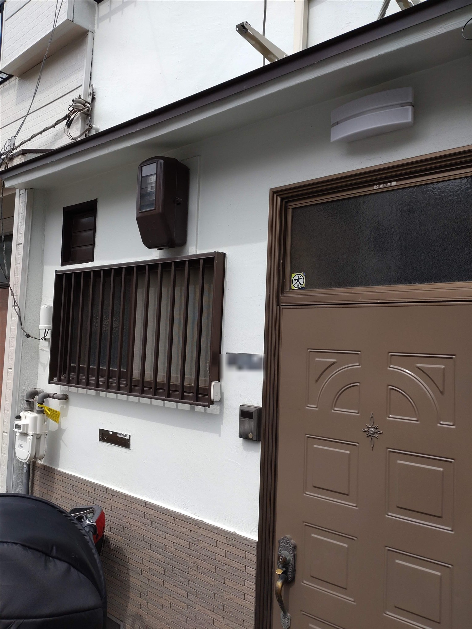 千代崎②の改修前の外観。経年劣化した外壁と玄関まわり