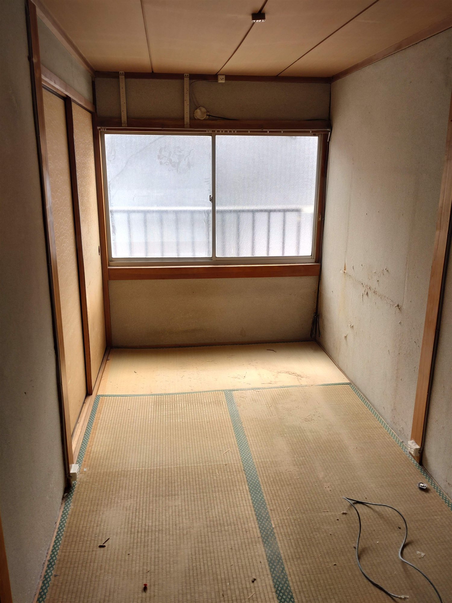 千代崎②の改修前の和室。畳とシミのある天井