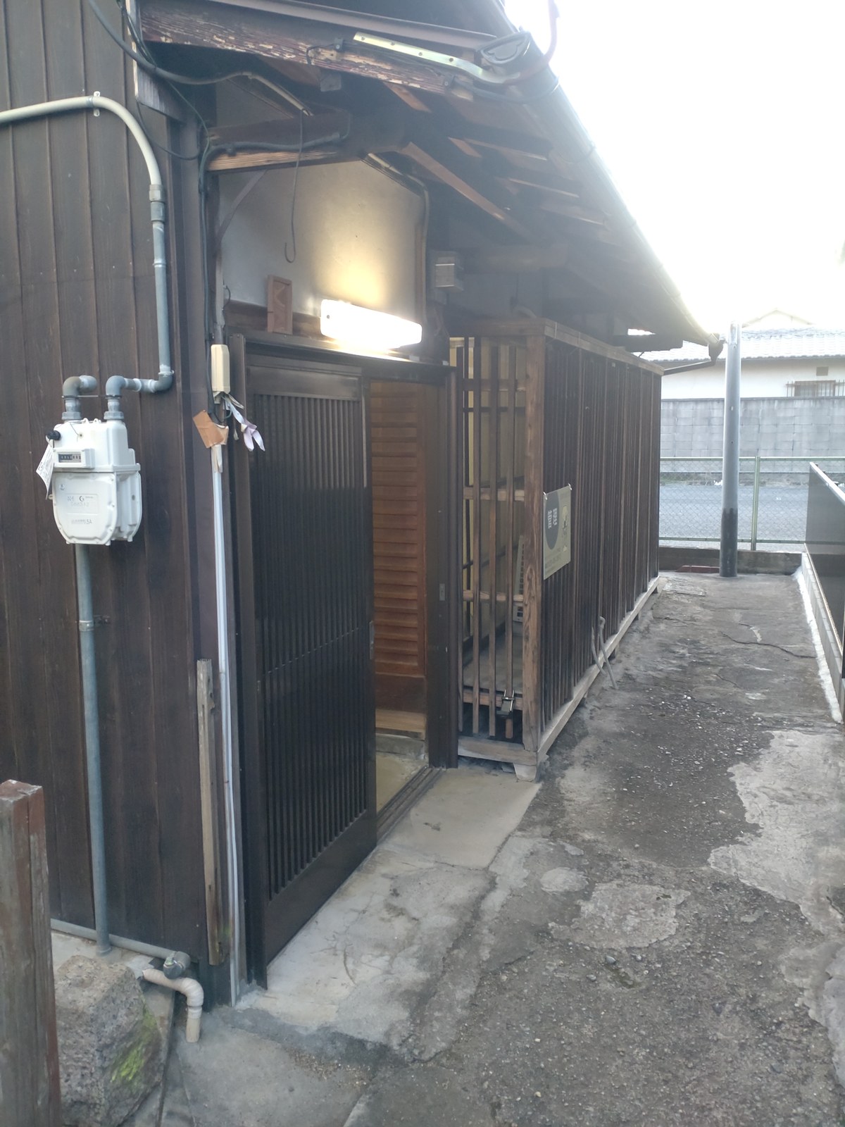 桜井の外観。改修を進めている古い平屋の玄関まわり（再生途中）